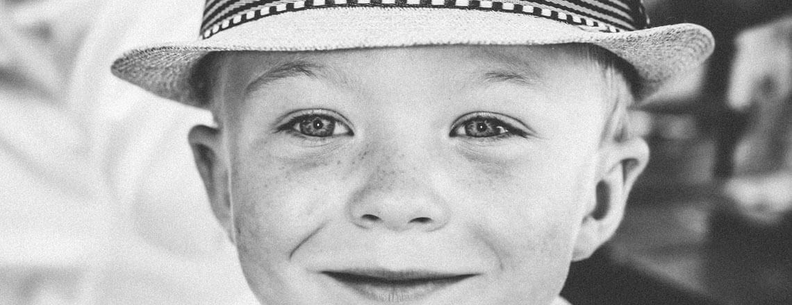 Fotograf Stockholm, bild på barn med hatt.
