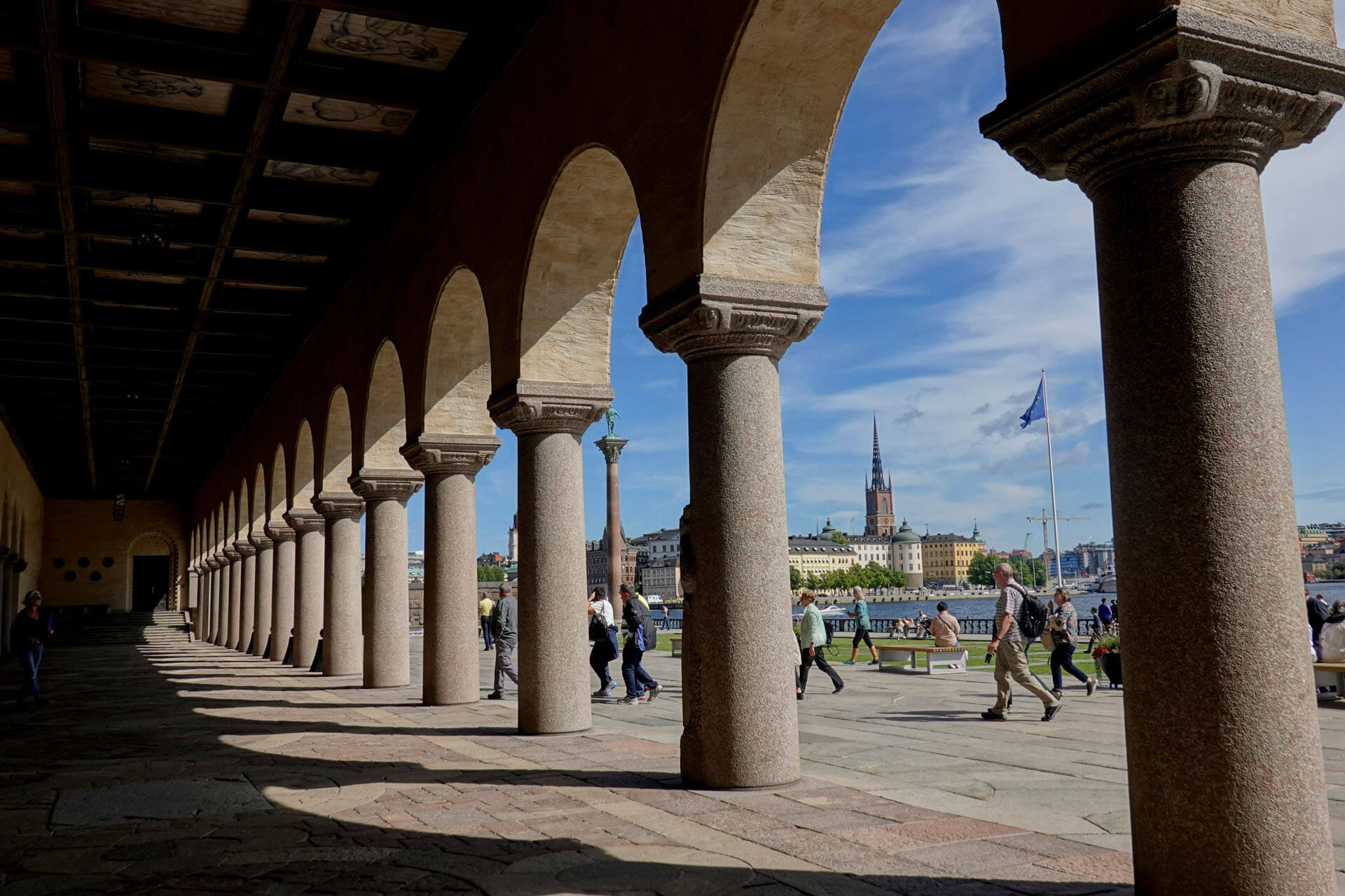 Pelargång i Stockholms Stadshus med utsikt över vatten och stadsmiljö. Den historiska miljön är en populär plats för vigsel i Stockholm.
