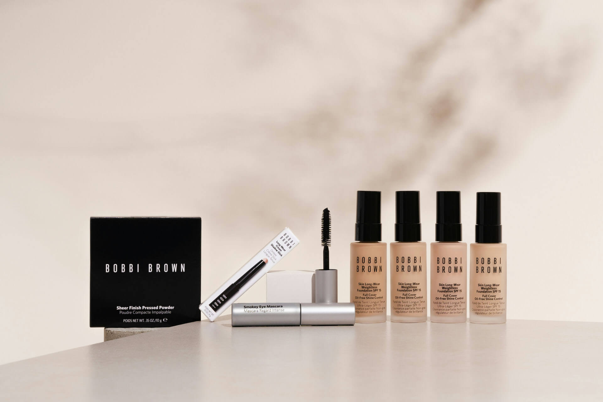Produktfotografering i Stockholm där foundation, puder och mascara presenteras i en avskalad studiokomposition. Det mjuka ljuset och den genomtänkta produktstylingen framhäver detaljer, material och förpackningsdesign i professionella produktbilder för e-handel, reklam och marknadsföring.