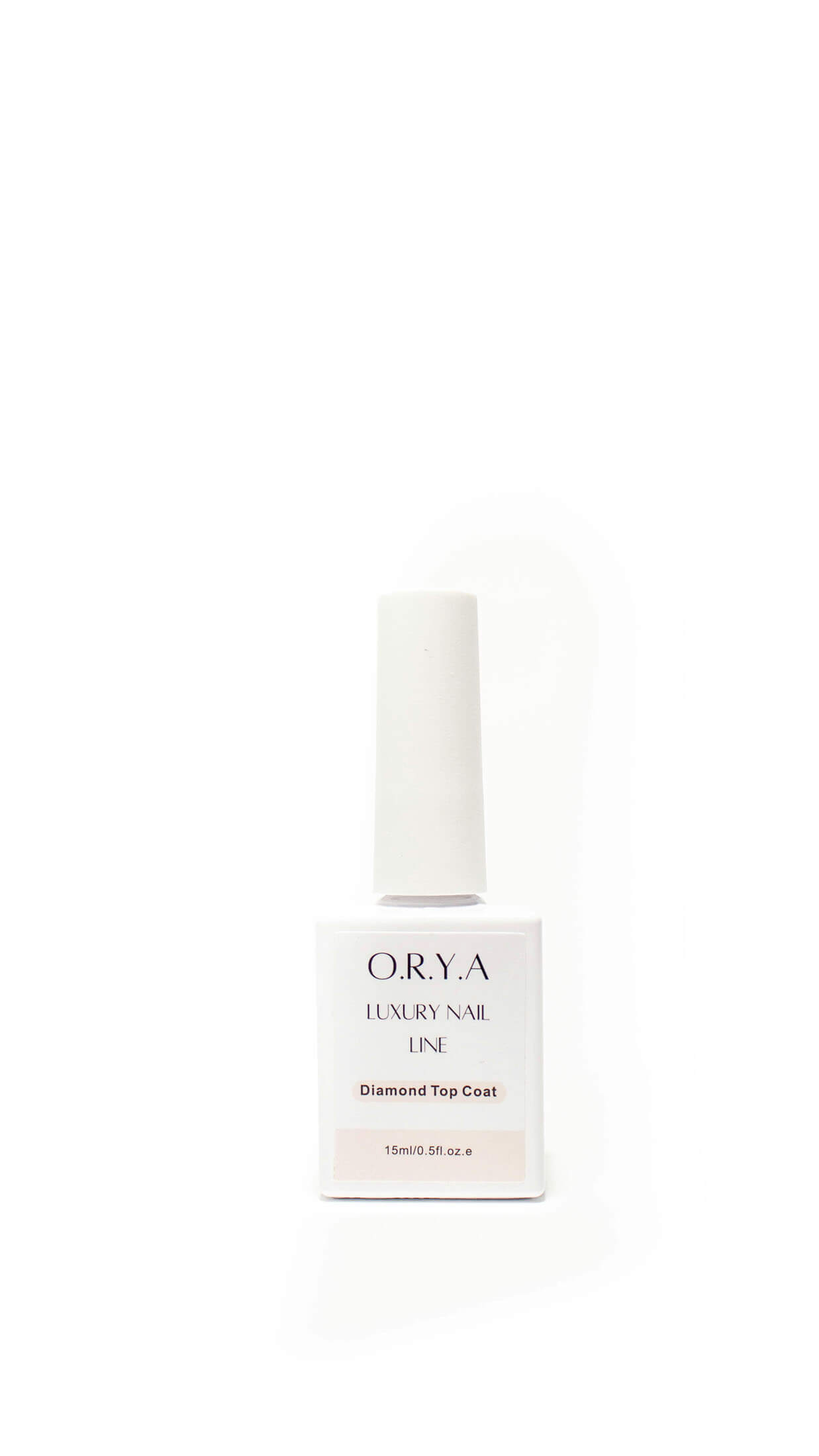 Produktfoto av nagellack taget i studio i Stockholm där en vit nagellacksflaska står centrerad mot en vit bakgrund. Den minimalistiska kompositionen framhäver förpackning och varumärke.