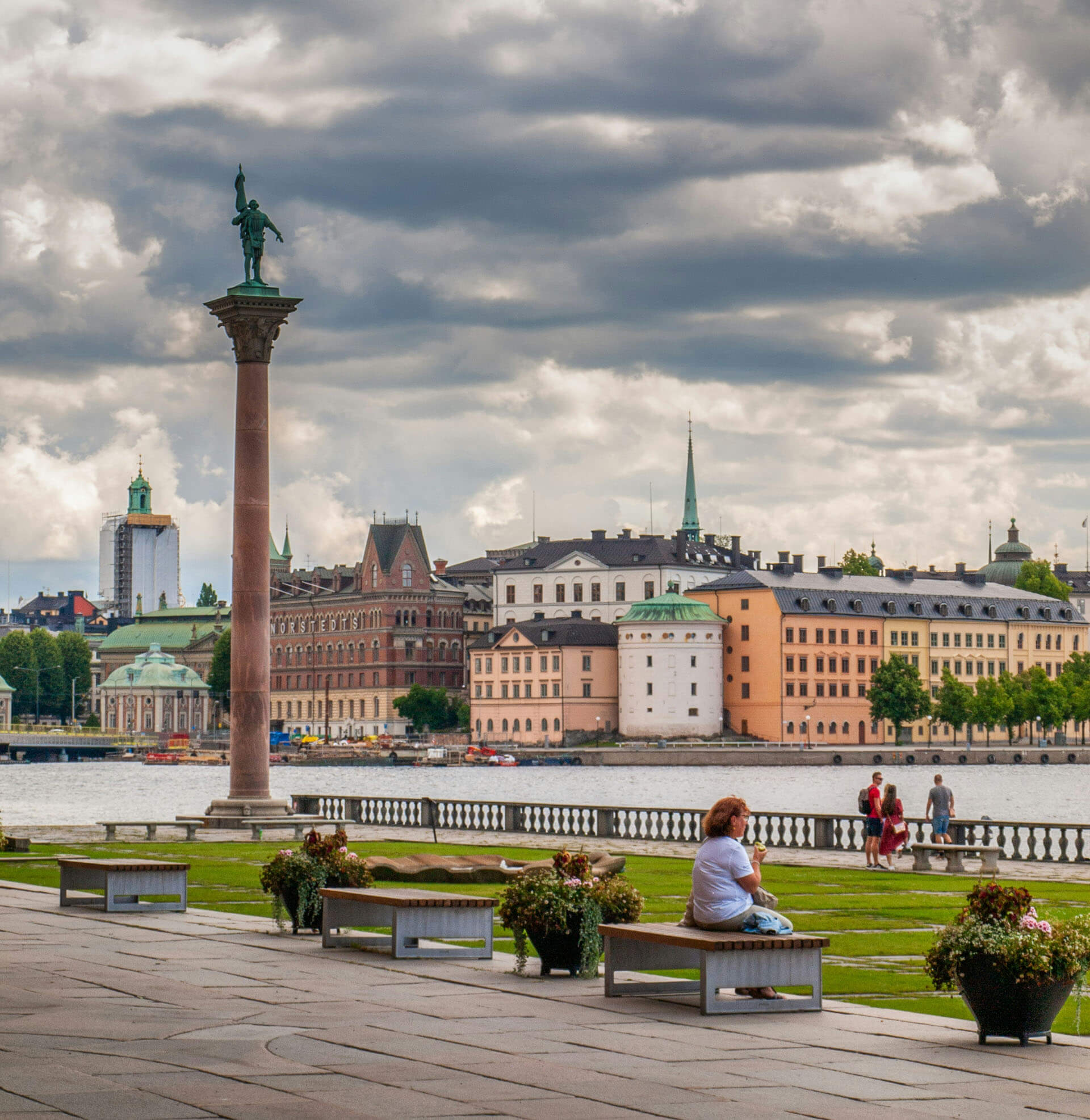 Bild över Stockholms Stadshus med den välkända kolonnen och stadens historiska byggnader. En ikonisk miljö för borgerlig vigsel och bröllopsfotografering i Stockholm.